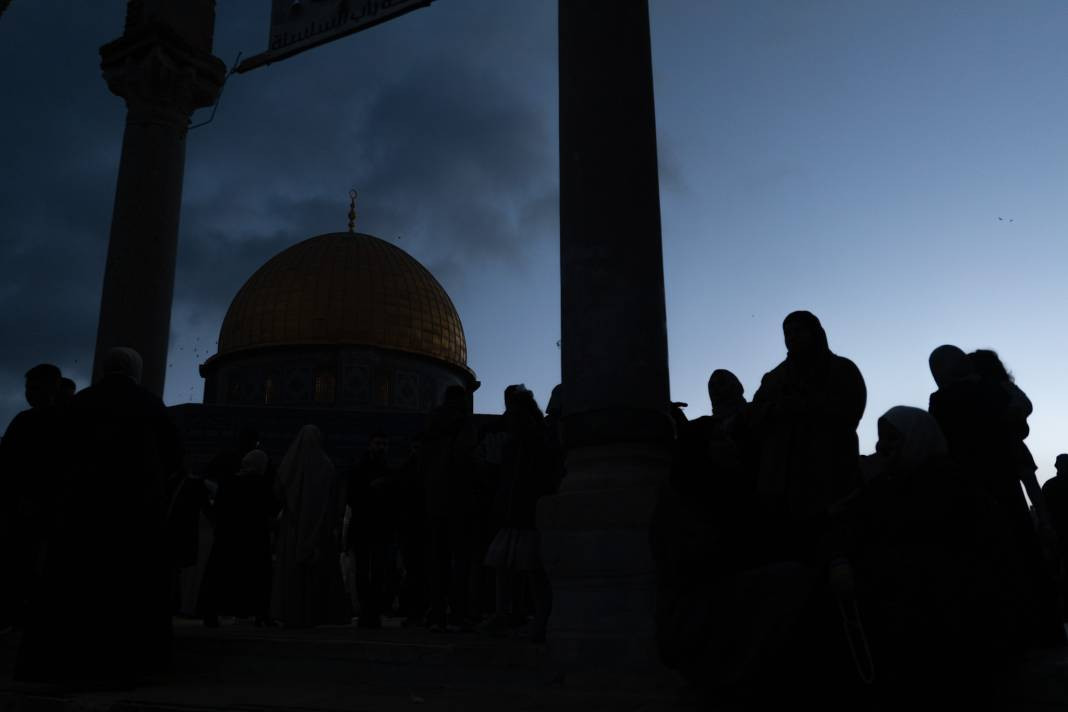 İsrail’in kısıtlamalarına rağmen akın ettiler: 120 Bin Filistinli Mescid-i Aksa’da saf tuttu - Resim: 13